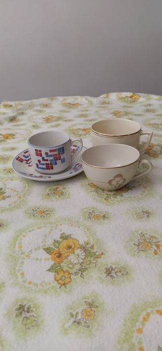 Vendo 2 chávenas da loiça de Sacavém e uma da Lusitana