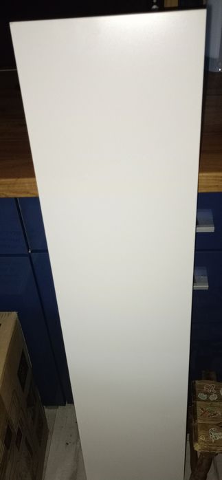 Biała półka z IKEA wiszaca