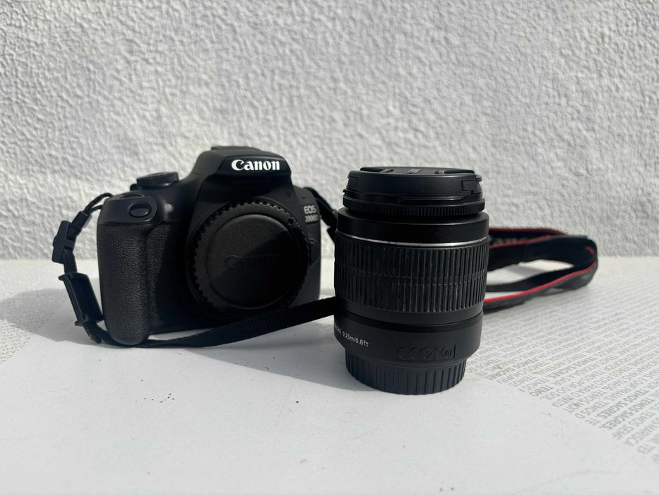 Canon EOS 2000D + Essential Travel Kit – Excelente estado