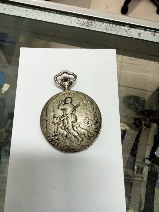 Relógio antigo em bom estado