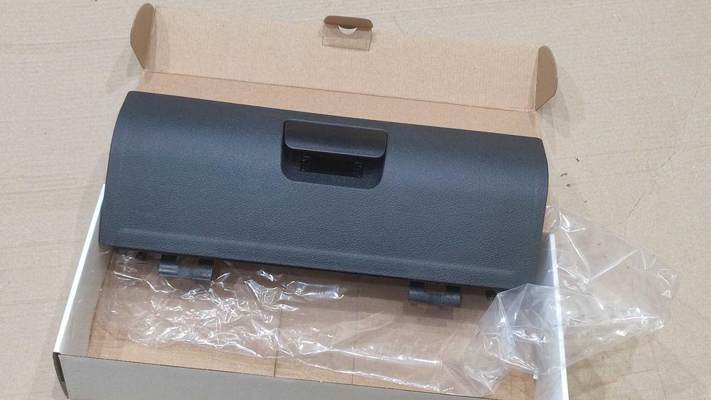 Крышка бардачка Volkswagen Caddy (04+)