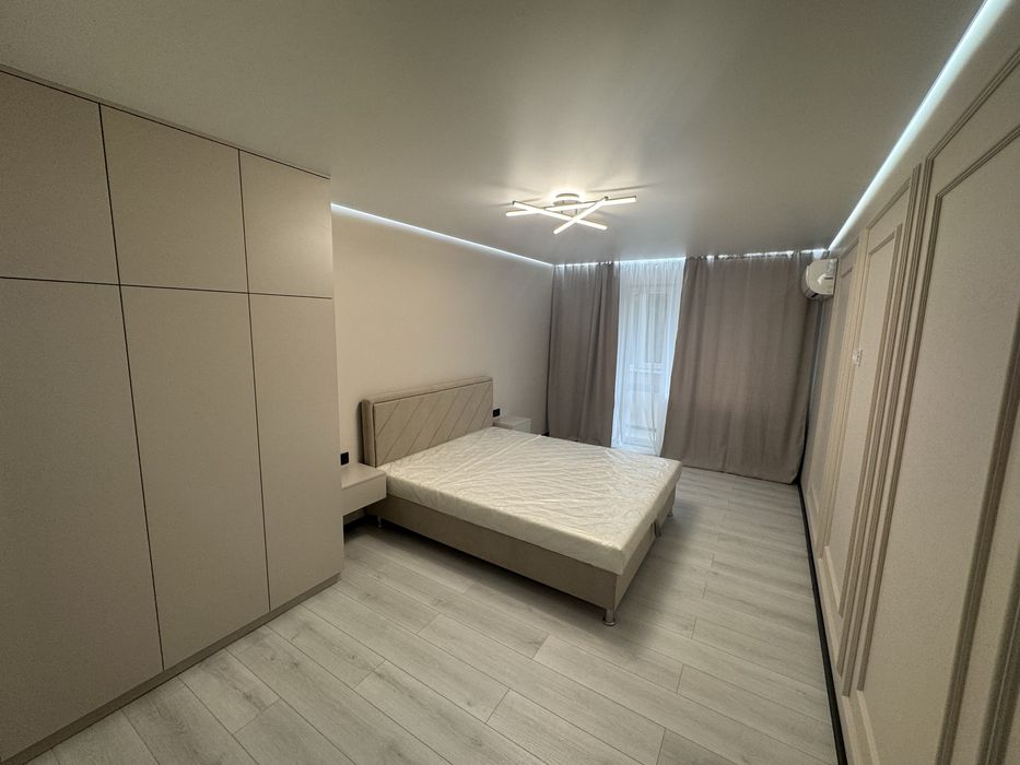 Здається 2 кімнатна в центрі міста .