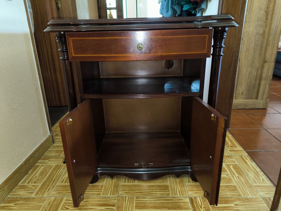 Armário arrumação e televisão em madeira.