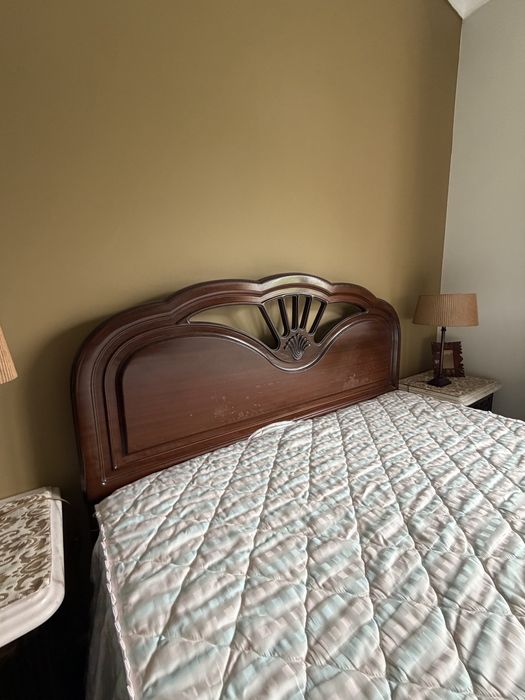 Mobilia de quarto de casa em mogno