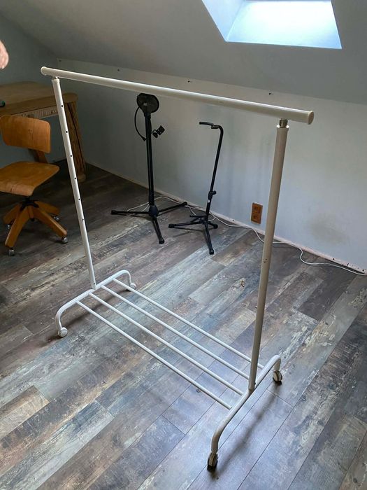 Stojak ubraniowy. Wieszak