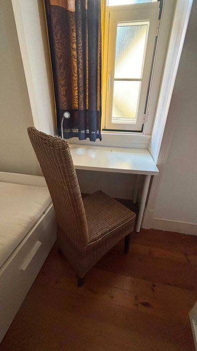 Vendo Secretária + cadeira em verga + candeeiro + cortinas
