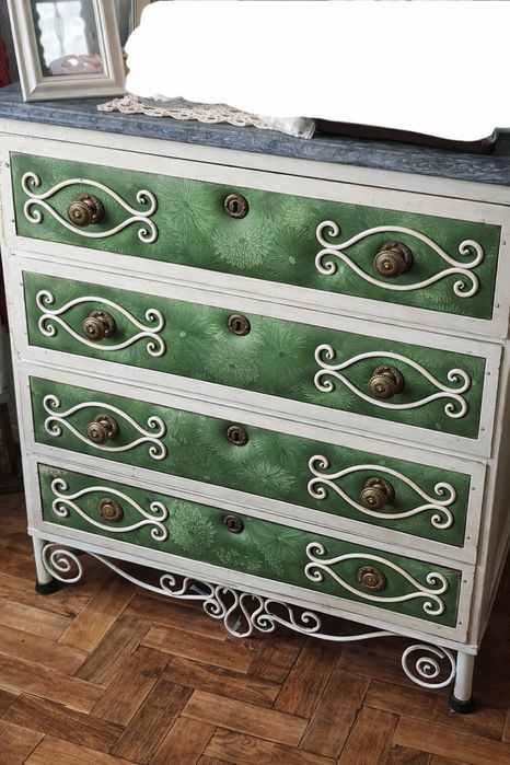 Cómoda vintage em ferro com detalhes em napa