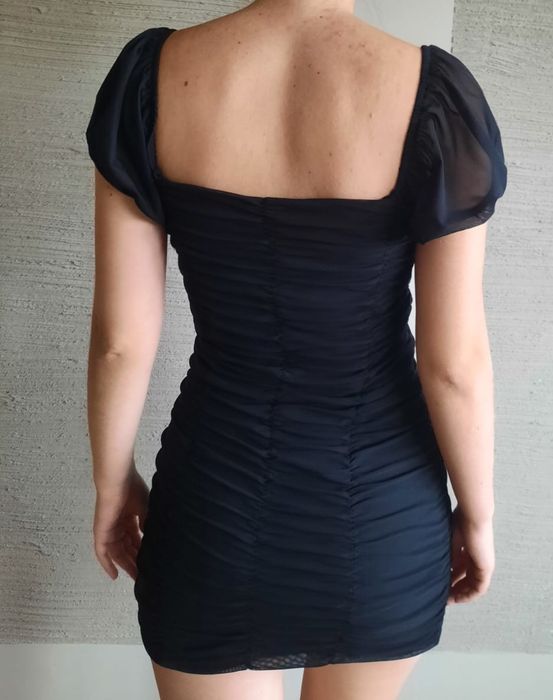 krótka czarna sukienka stradivarius