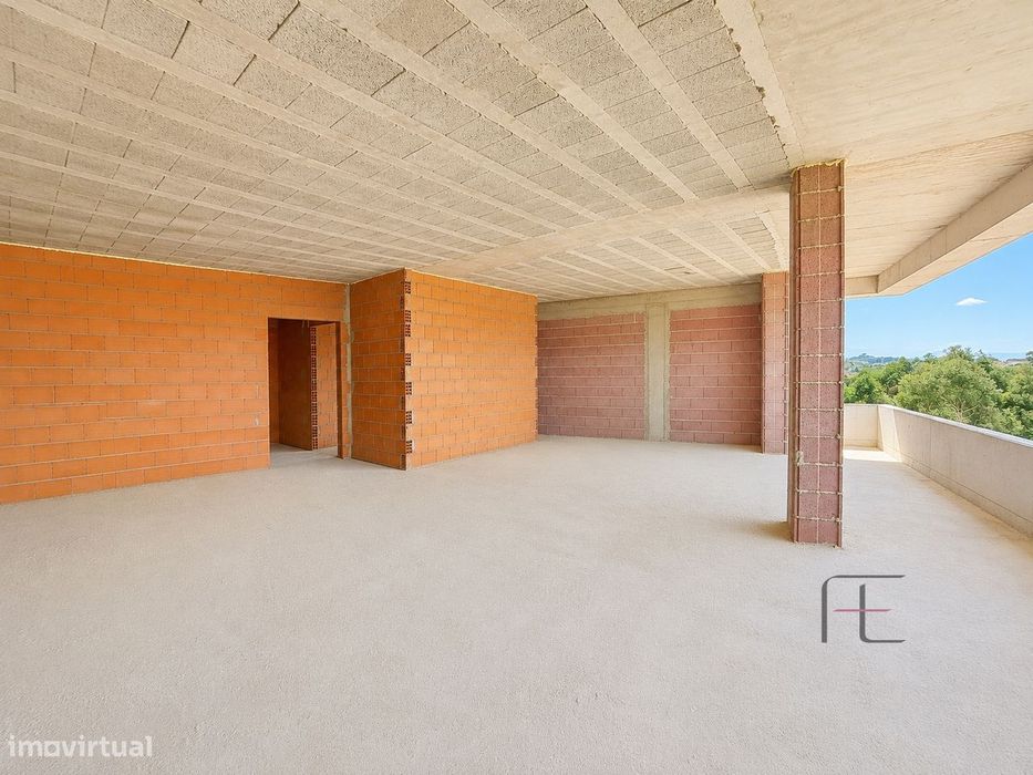 T4 Apartment with Sea View, Balconies, Garage Space for 2 Vehicles, Arcozelo