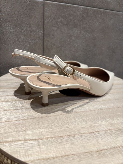 Sapatos Mango, de côr cru, abertos atrás