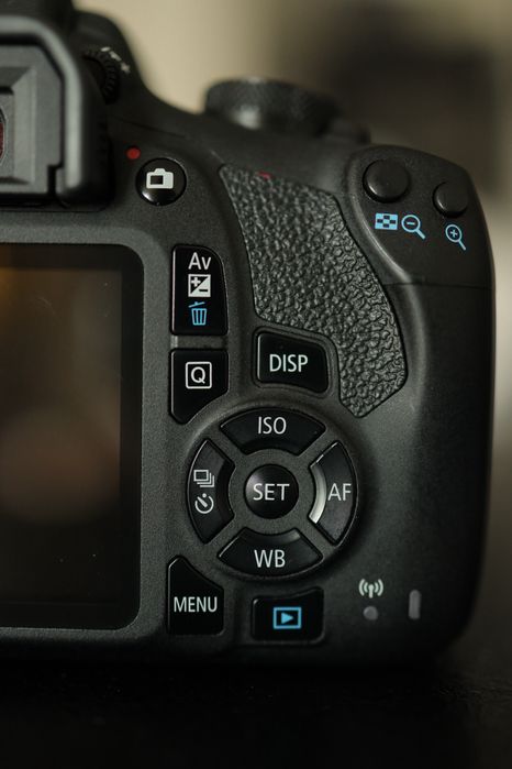 Canon EOS 2000D + EF-S 18-55mm IS II