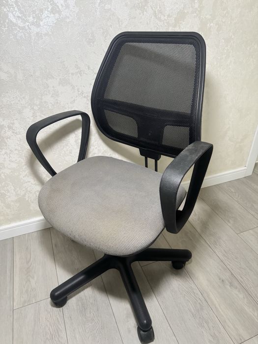Офісне крісло з сітчастою спинкою та ергономічною конструкцією