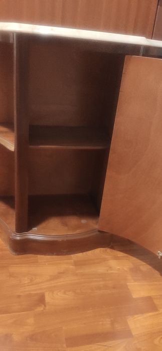 Credência de madeira com tampo de pedra