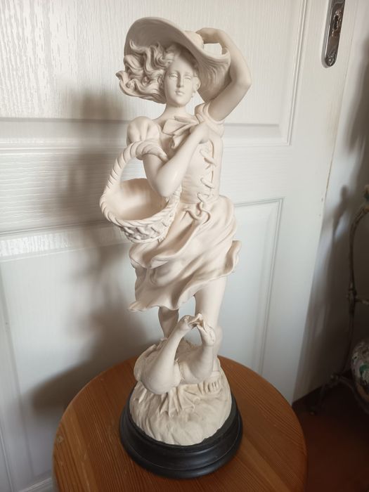 Duża figurka kobiety Alabaster