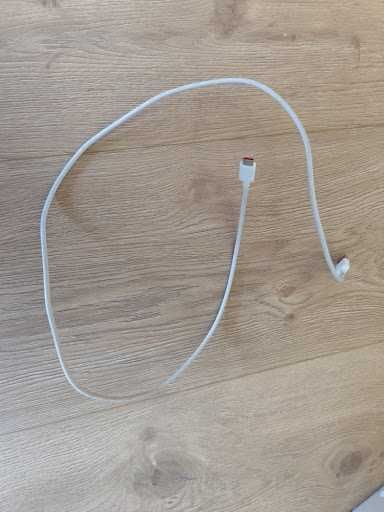 Cabo USB-C de carregamento rápido (Um pouco danificado mas não impeditivo do seu uso)