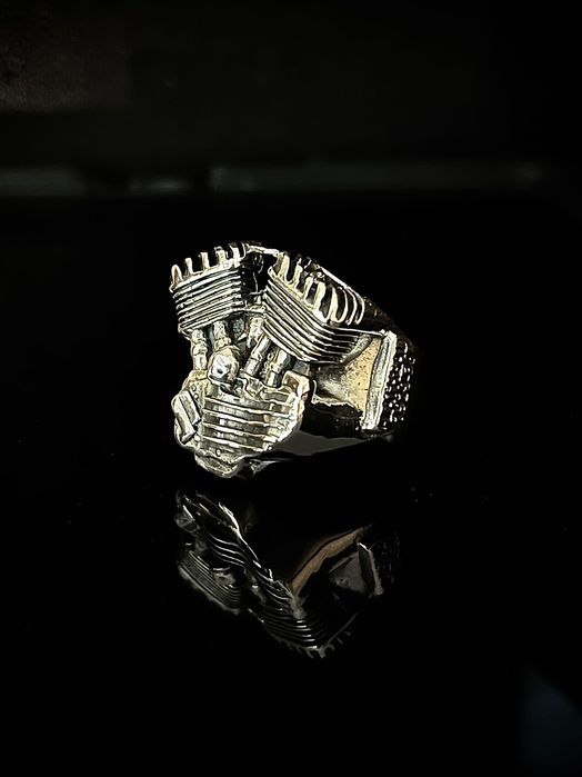 Idealny prezent .Srebrny sygnet “ śilnik Harley Davidson „ 1929-39r