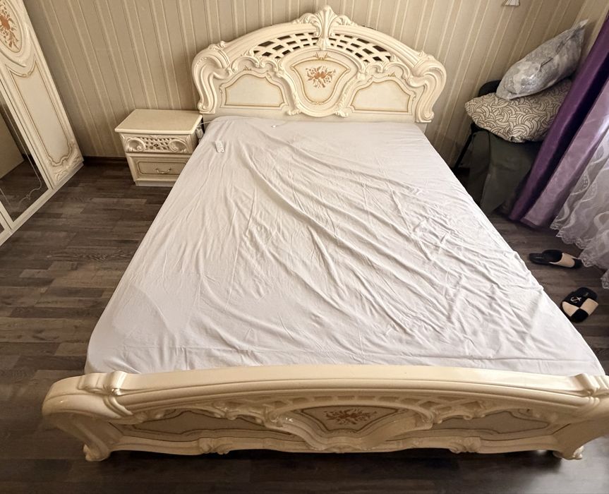 Спальня в сборе,матрас ,двухспальная кровать ,шкаф,тумба