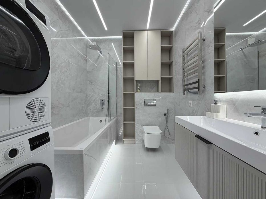 Стильна трикімнатна біля міського озера