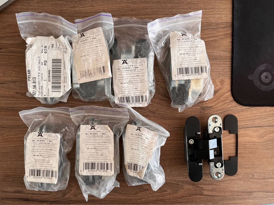 Чорні петлі прихованого монтажу Hafele