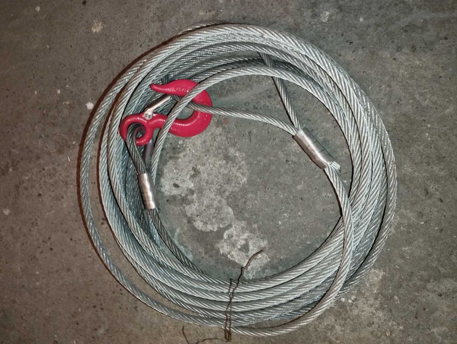 Lina stalowa   z hakiem , zakuta z dwóch stron