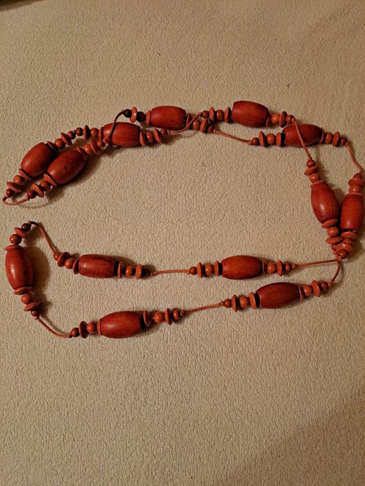 Czerwone drewniane korale długie