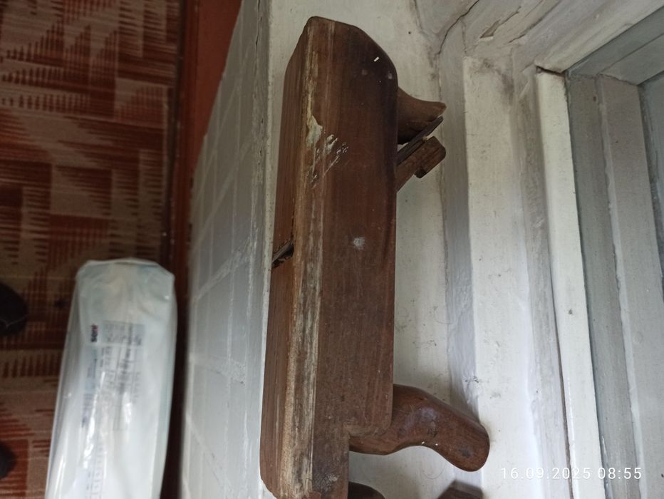 Столярний інструмент із старовинним клеймом.