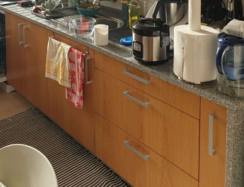 SÓ 1500 EUROS É OFERECIDA. Móveis de cozinha, pedra e lava-loiça com 2 anos