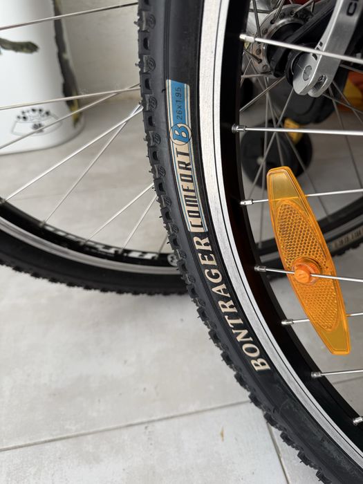 2 Bicicletas, 1 senhora e 1 homem