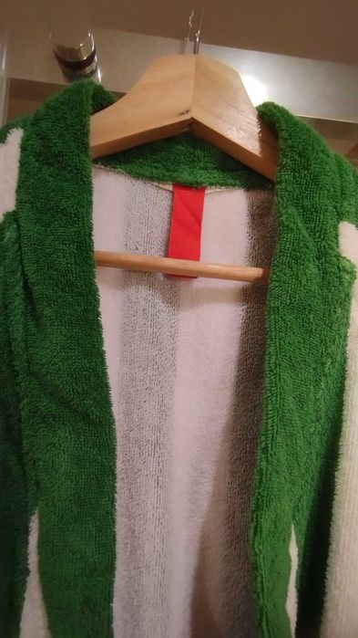 Roupão ikea skogssallat riscas verdes e brancas com cinto vermelho