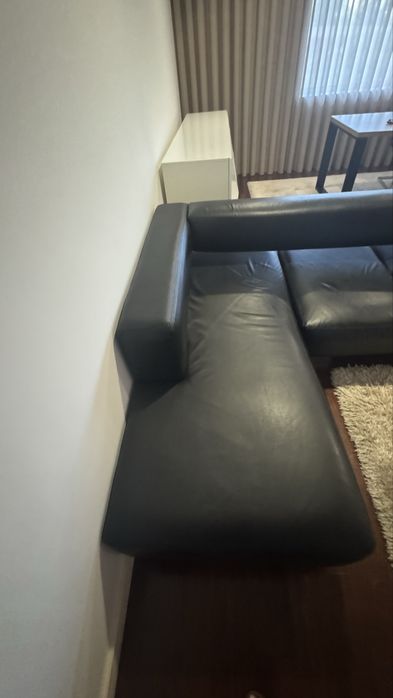 Sofá preto em pele com chaise longue