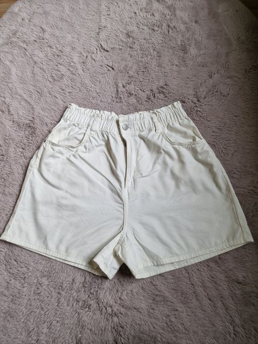 Krótkie spodenki szorty shorty na gumce białe zapinane Sinsay