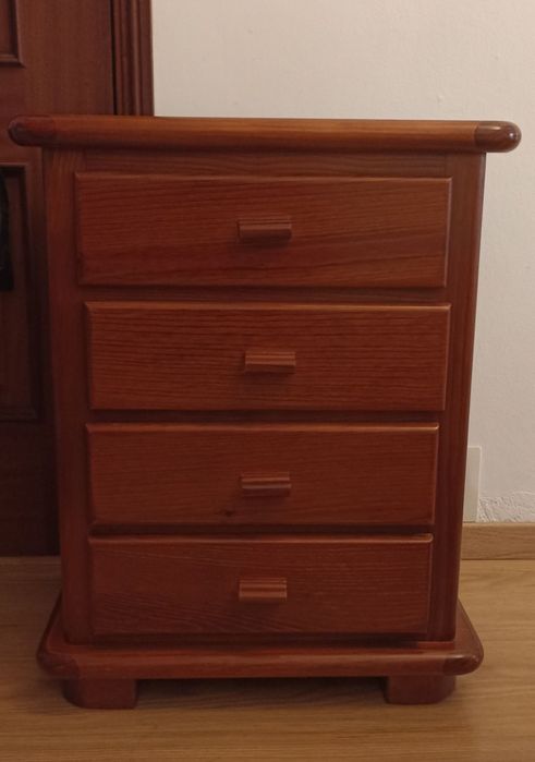 Duas mesas de cabeceira em madeira de carvalho. Valor unitário  70€