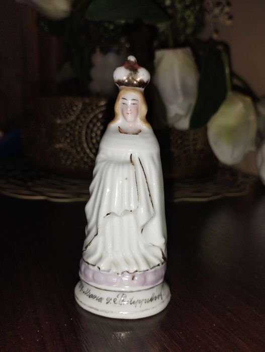Bardzo ładna figurka z porcelany