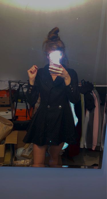 elegancki płaszcz rozkloszowany czarny