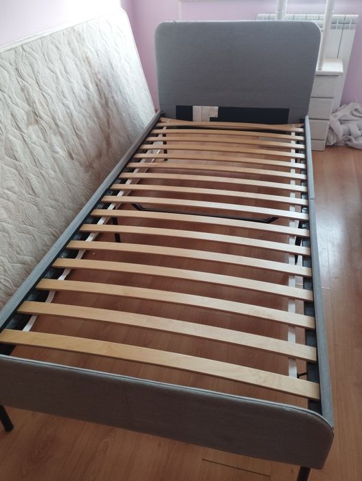 Vende-se cama com estrado