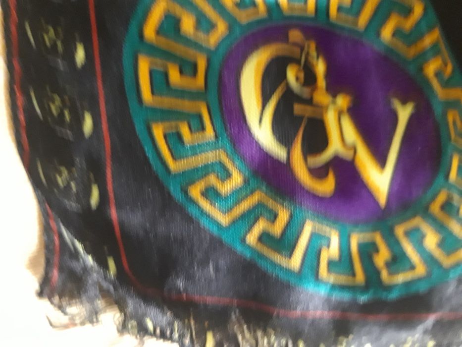 Продається надзвичайно яскравий шовковий платок  Versaceплато