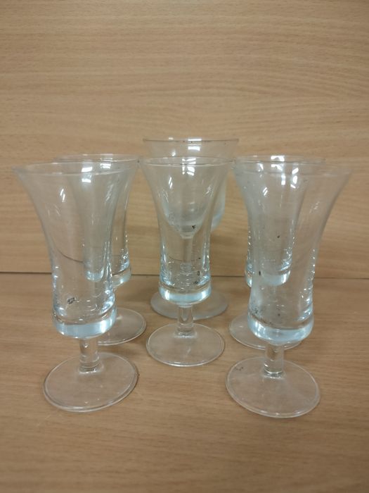 Copos de vidro para licor.