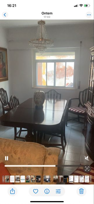 Mesa de madeira escura ,  oval extensivel