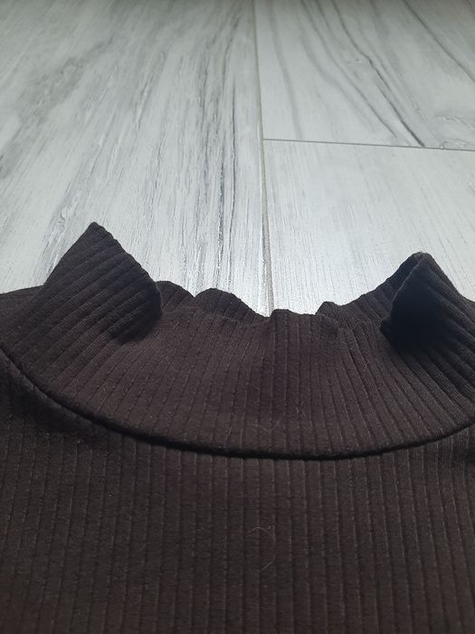 brązowa bluzka z dlugim rekawem