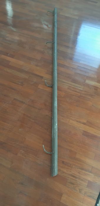 Corrimão em madeira maciça com ferragens de suporte para parede