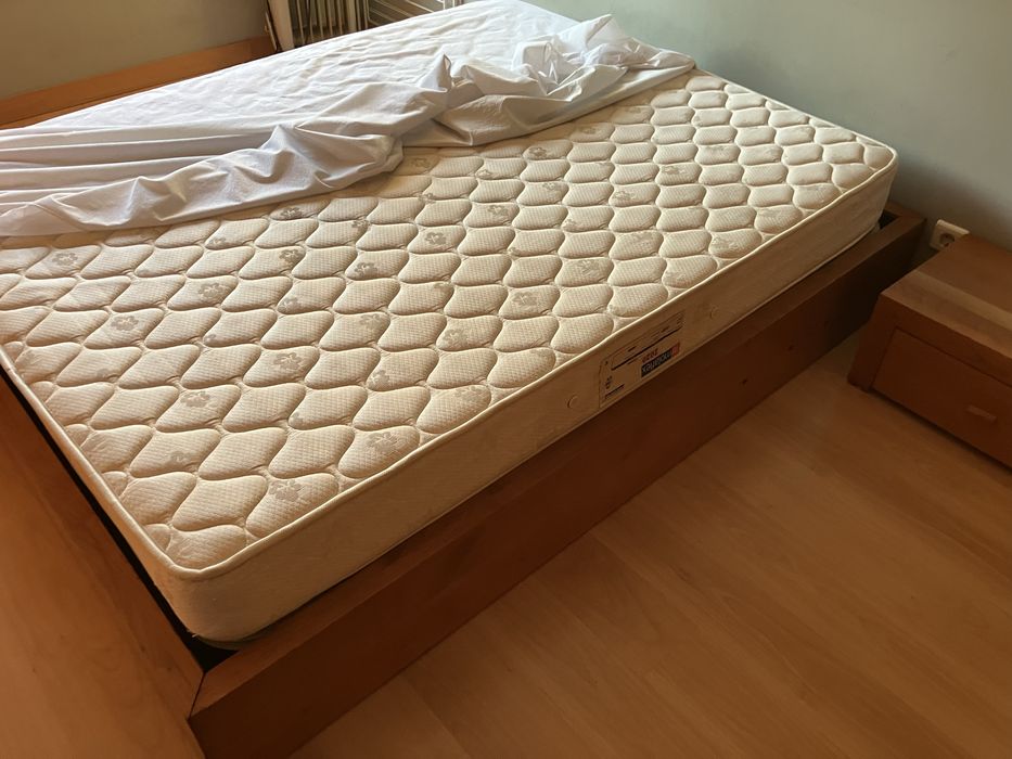 Cama madeira maciça tipo japonesa com colchao e mesa de cabeceira