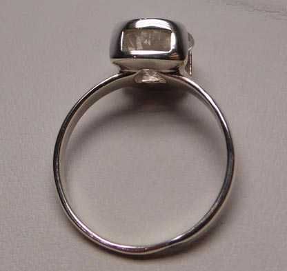 Srebrny pierścionek z owalną cyrkonią  R.18.