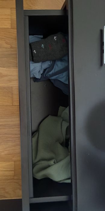 Conjunto de móveis de quarto em madeira maciça de cor castanha escura