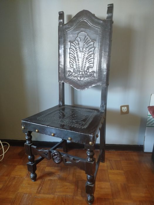 Cadeira em madeira maciça e couro