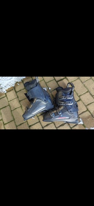 narty  buty różne