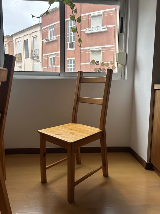 Mesa e 4 cadeiras pinho