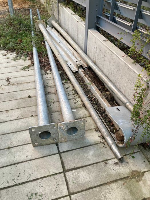 Słupy latarnie uliczne