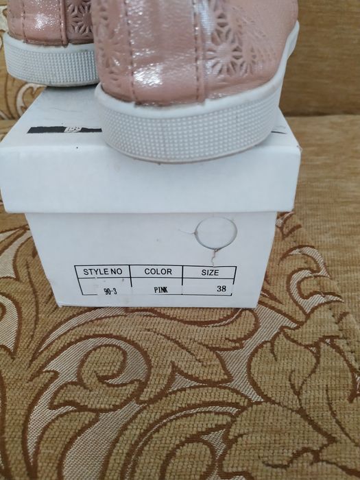 Жіноче гарне взуття