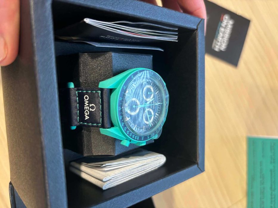 Nowy Swatch Omega Bioceramic Moonswatch Mission on Earth Polar Lights