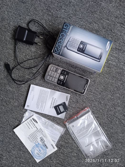 Кнопочний телефон Samsung